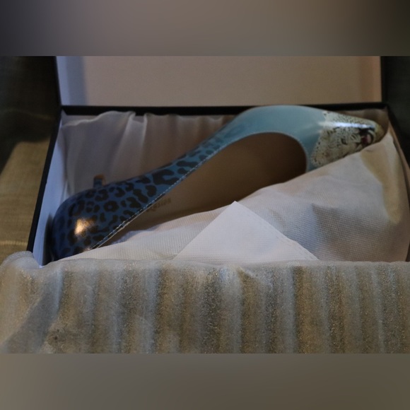 Reindee Lusion size 11 heels with snow leopard and blue leopard print - Picture 3 of 9